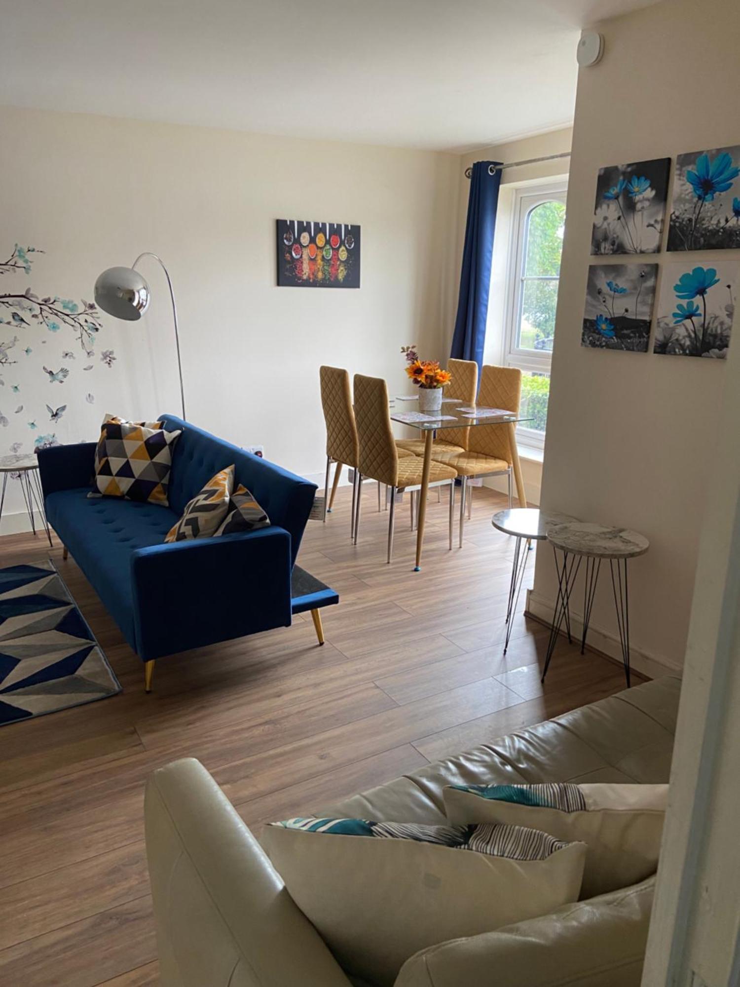 Waterfront Canary Lodge: Cozy 2-Bed Apartment with Wi-Fi & Parking London Exterior photo
