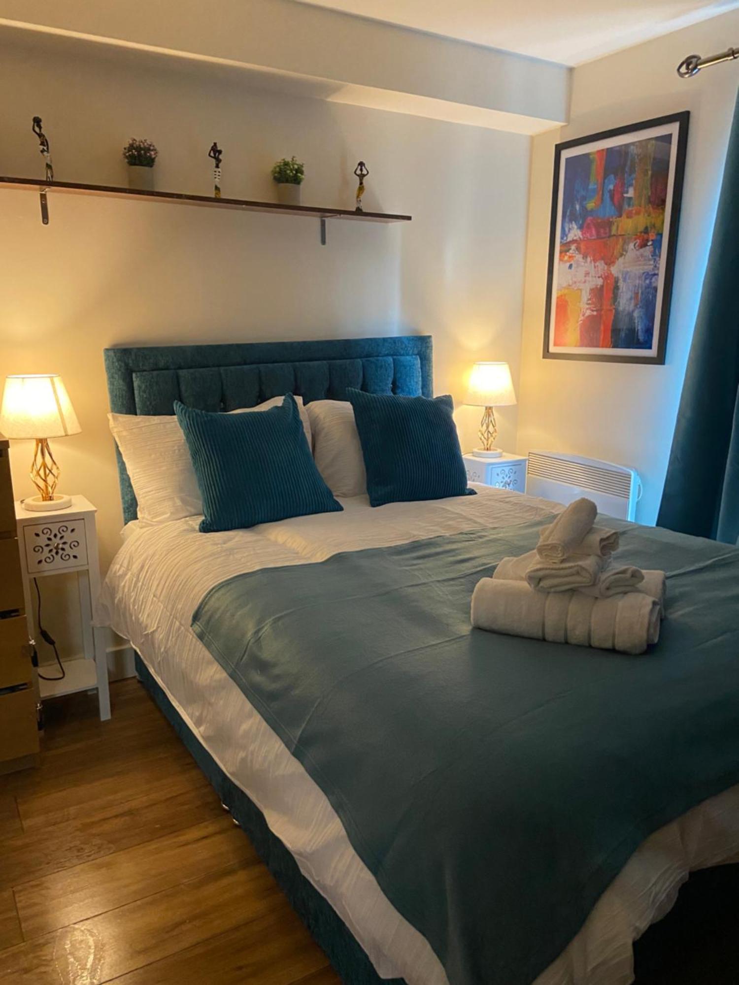 Waterfront Canary Lodge: Cozy 2-Bed Apartment with Wi-Fi & Parking London Exterior photo