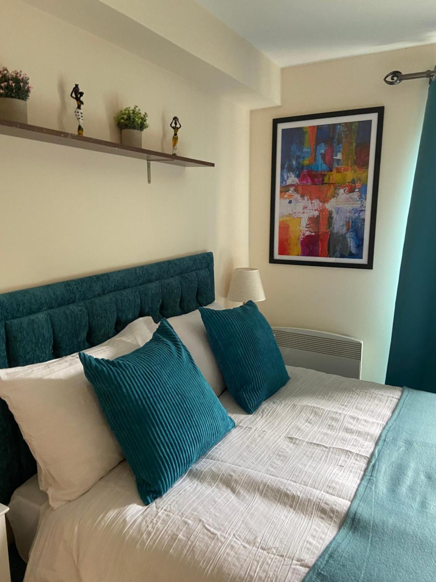 Waterfront Canary Lodge: Cozy 2-Bed Apartment with Wi-Fi & Parking London Exterior photo