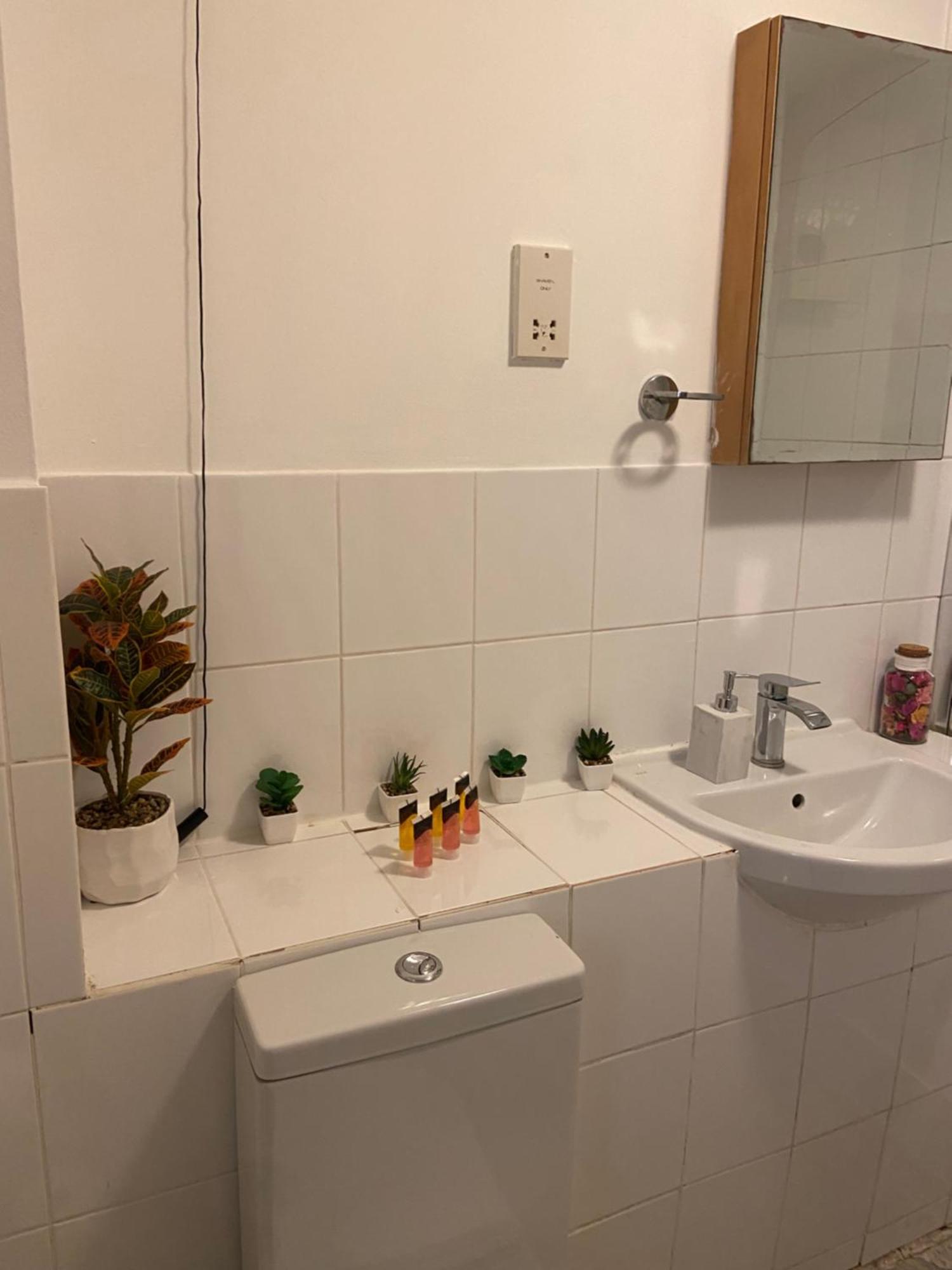 Waterfront Canary Lodge: Cozy 2-Bed Apartment with Wi-Fi & Parking London Exterior photo