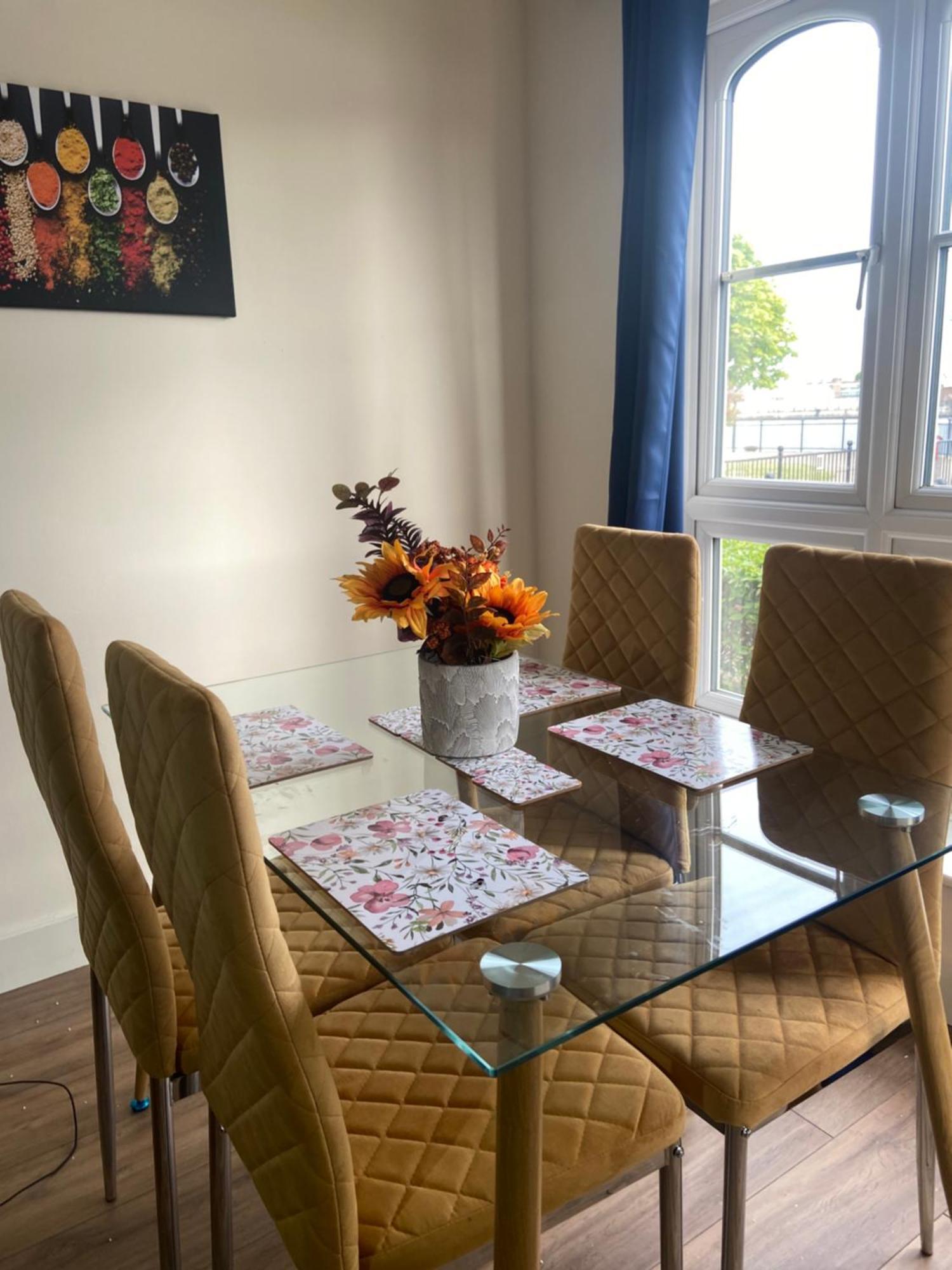 Waterfront Canary Lodge: Cozy 2-Bed Apartment with Wi-Fi & Parking London Exterior photo